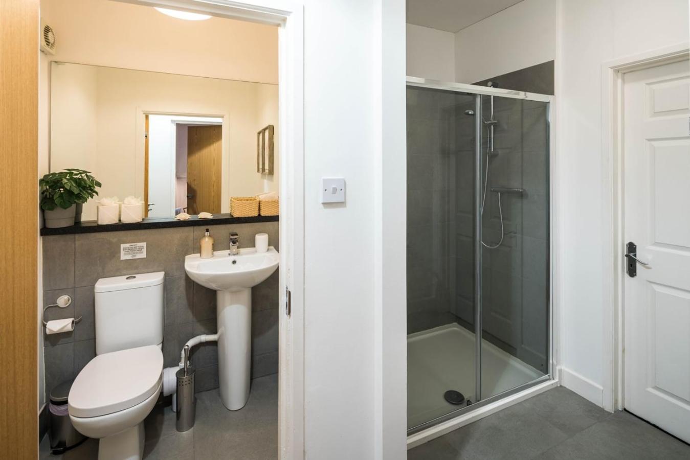 Contemporary 5 Bedroom With Garden North Finchley