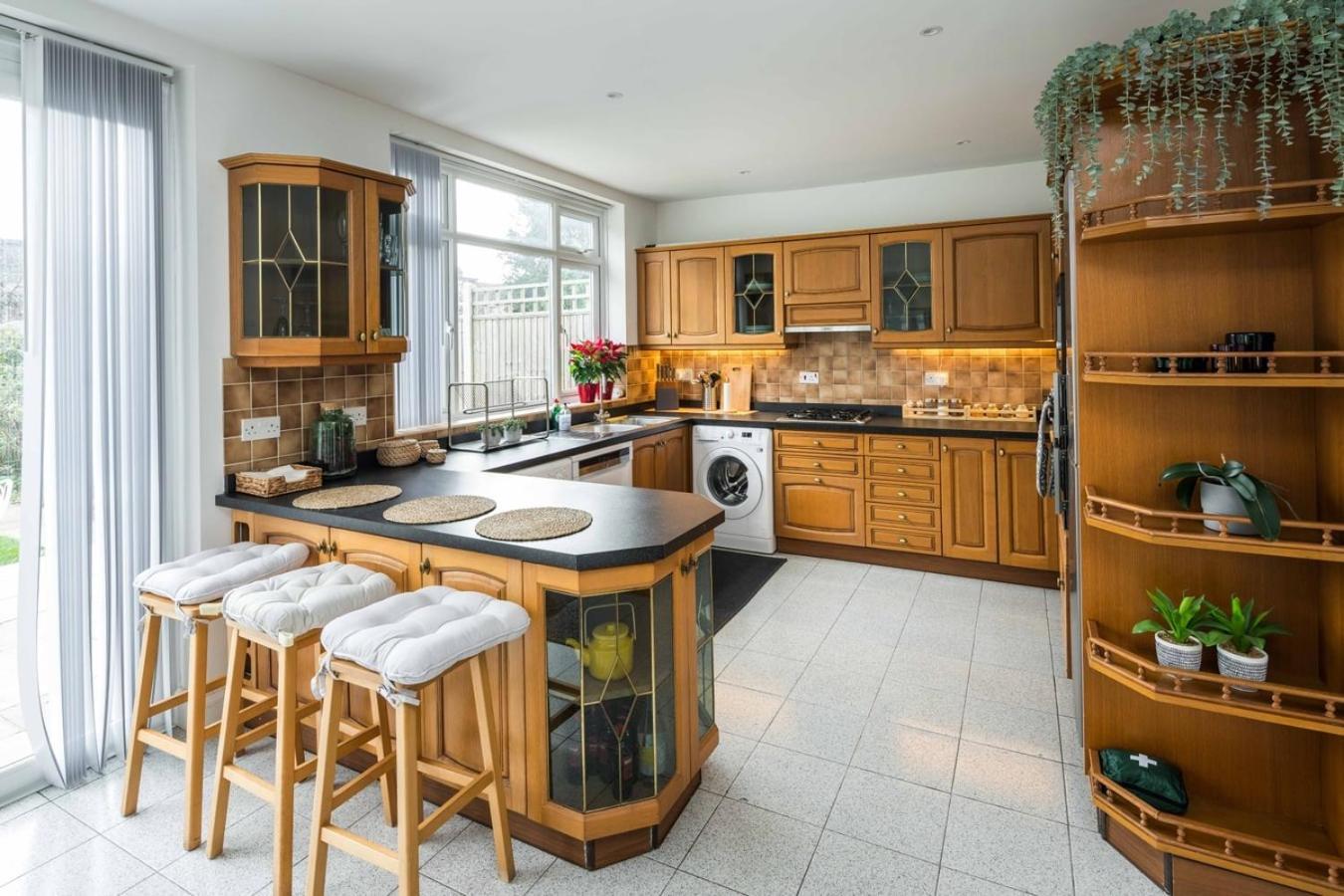Contemporary 5 Bedroom With Garden North Finchley